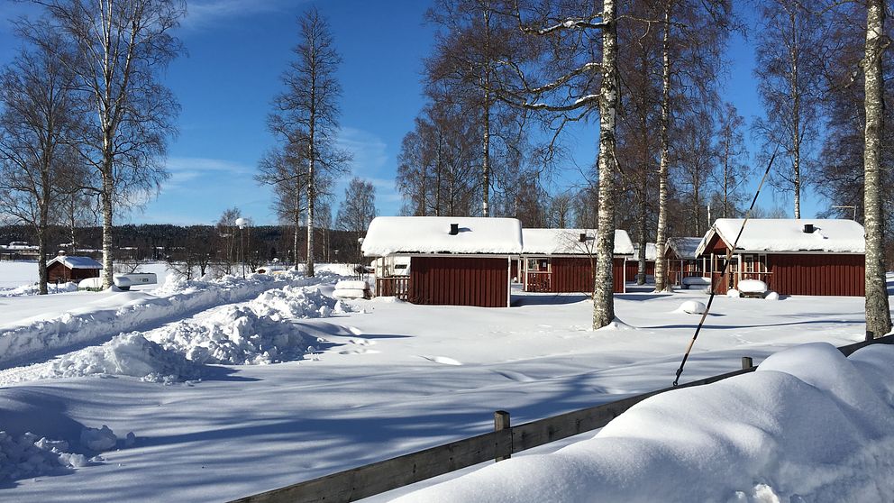 Sol och snö över Säters camping i Dalarna, inte direkt någon vår i sikte – med väl en värmande sol, konstaterar Rolf Nilsson.