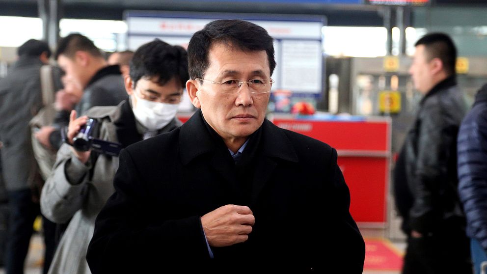 Den nordkoreanska diplomaten Choe Kang Il på Pekings flygplats.
