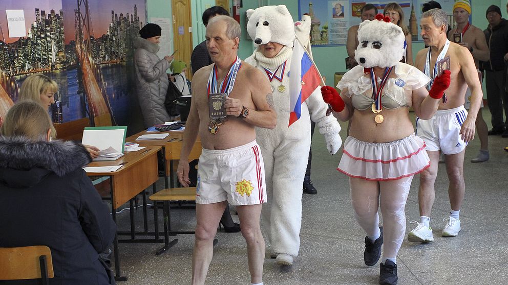 Medlemmar av vintersimklubben ”Isbjörnen” besöker en vallokal i Barnaul i sydvästra Sibirien.