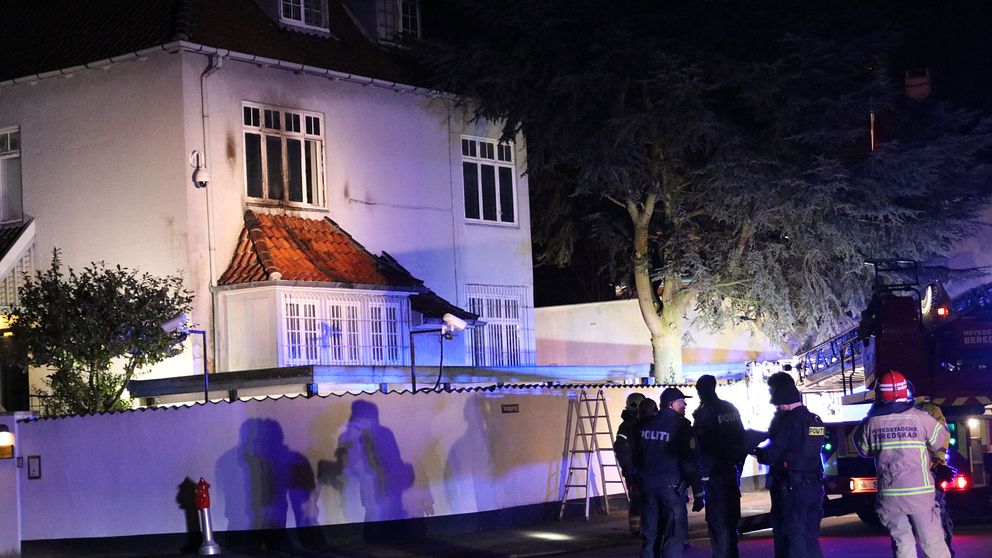 Fyra gärningsmän misstänks ha utfört attacken mot ambassaden.