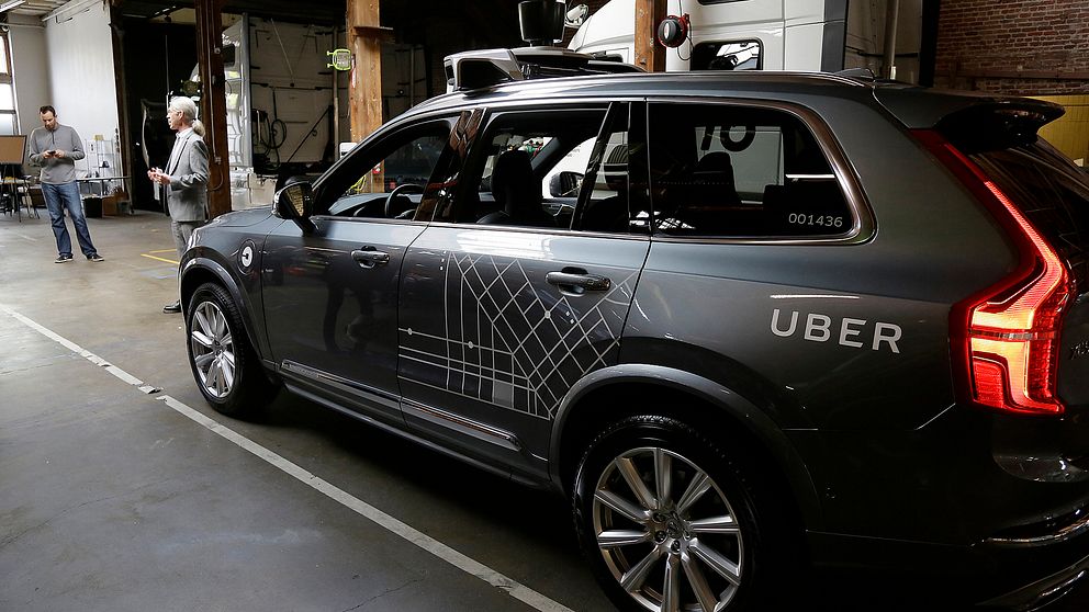 Uber har stoppat sina projekt med självkörande bilar i Tempe, Pittsburgh, San Francisco och Toronto efter dödsolyckan.