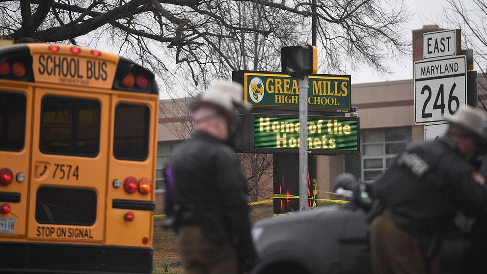 Poliser utanför Great Mills high school där skjutningen ägde rum.