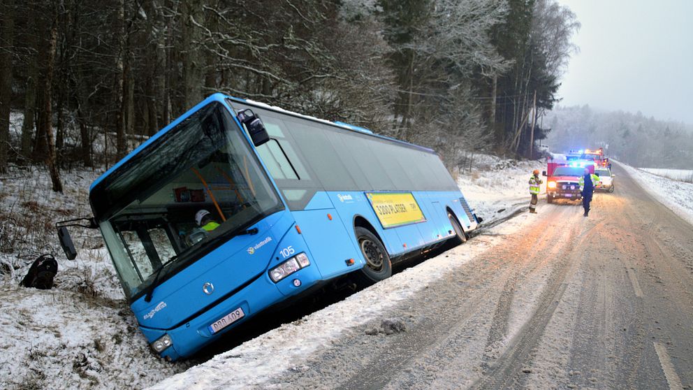 En buss körde av vägen tidigt på torsdagsmorgonen i Ödsmål.