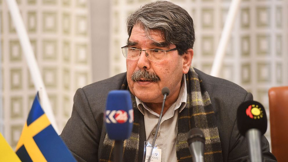Kurdiske Salih Muslim, fd ordförande i kurdiska PYD som kontrollerar delar av norra Syrien framträder för journalister i riksdagens ledamotshus.