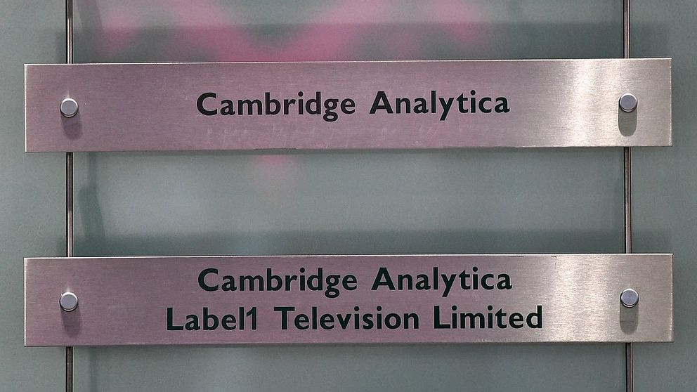 Husrannsakan i Cambridge Analyticas kontor i London godkänns.