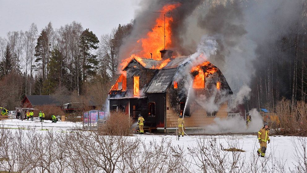 Kraftig villa brand i Rejmyre norr om Finspång