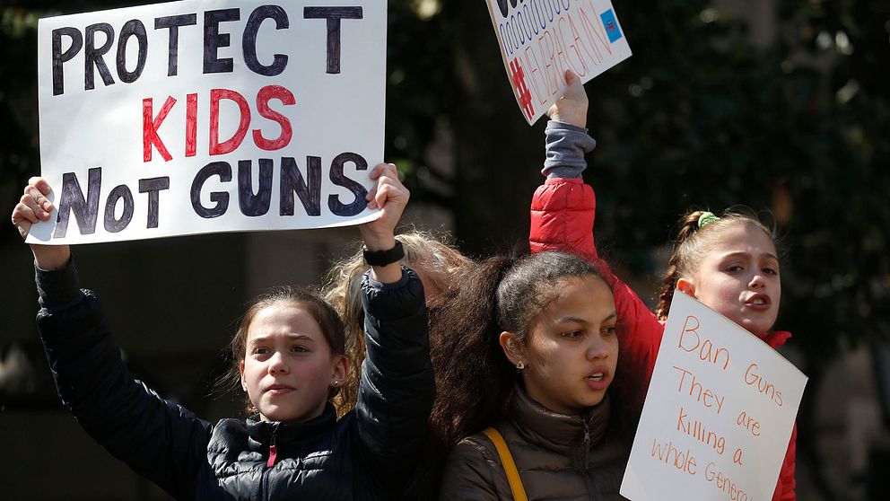 Barn som demonstrerar mot vapen.