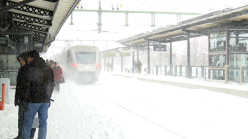 snöig tågstation