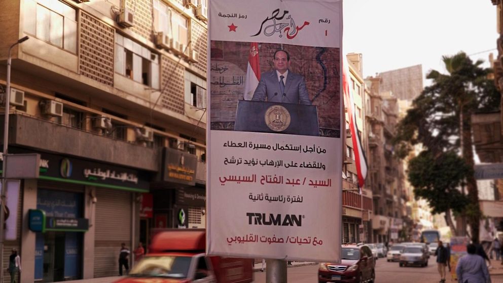 En egyptiskt gata med en valaffisch från president Abd al-Fattah al-Sisi, som väntas vinna överlägset.
