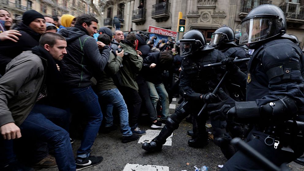 Sammandrabbningar mellan självständighetsdemonstranter och polis i Barcelona under söndagen.