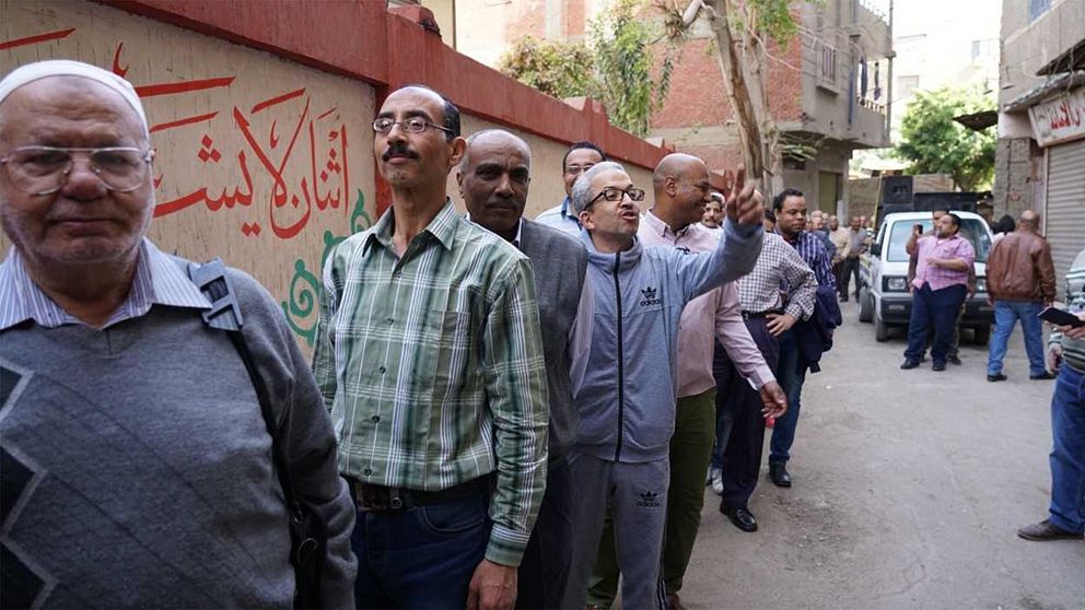 Väljare köar utanför en skola som fungerar som vallokal i stadsdelen Abdeen i centrala Kairo.