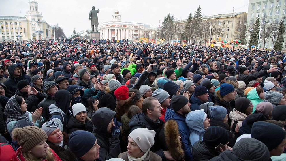 Ett stort antal upprörda invånare i Kemerovo samlades under tisdagen och krävde svar om söndagens branden.