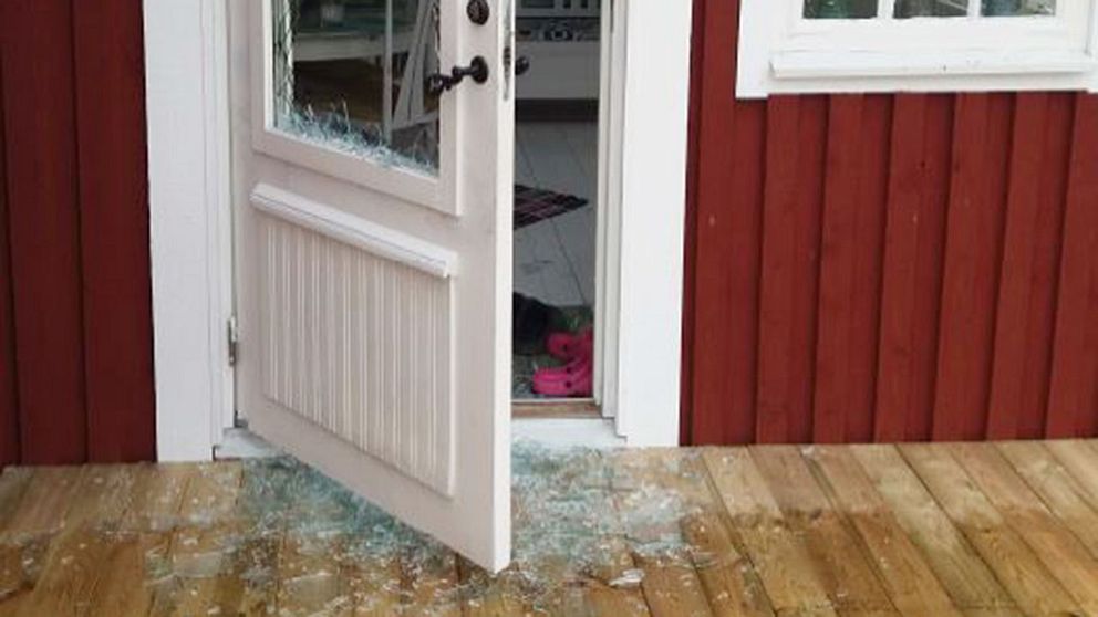 Genom att slå sönder stugornas dörrar och fönster kunde gärningsmännen ta sig in.
