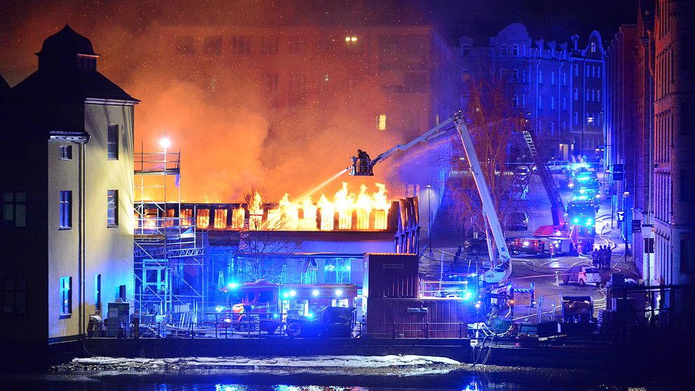 Räddningstjänsten bekämpar den kraftiga branden i centrala Norrköping.