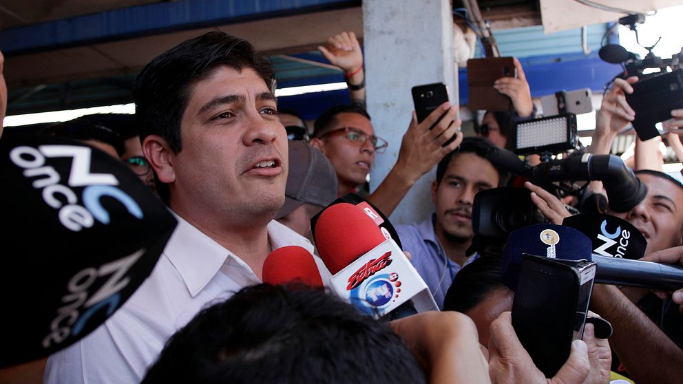 Carlos Alvarado mötte pressen på valdagen i Costa Rica.