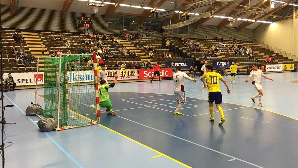 Bild från match i Futsal i idrottshuset i Örebro.