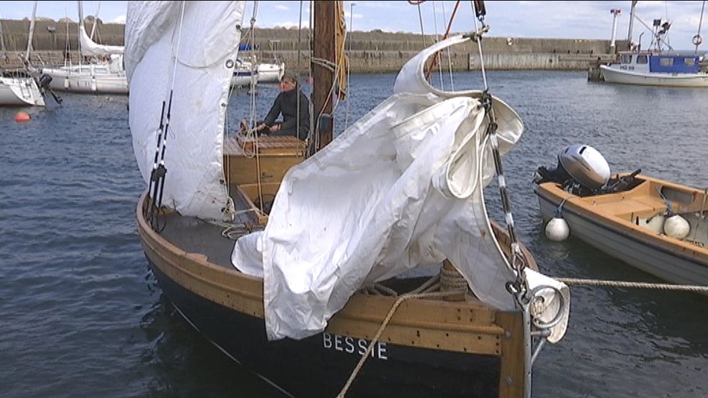 Här premiärseglar båten Bessie efter renoveringen