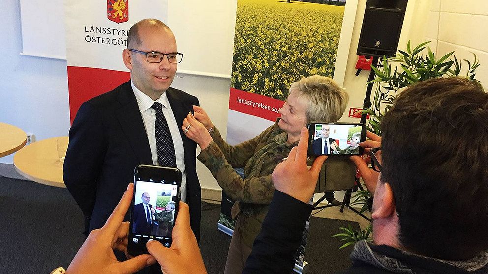 tillträdande landshövding Östergötland Carl Fredrik Graf får en pin med det östgötska vapnet från nuvarande landshövding Elisabeth Nilsson