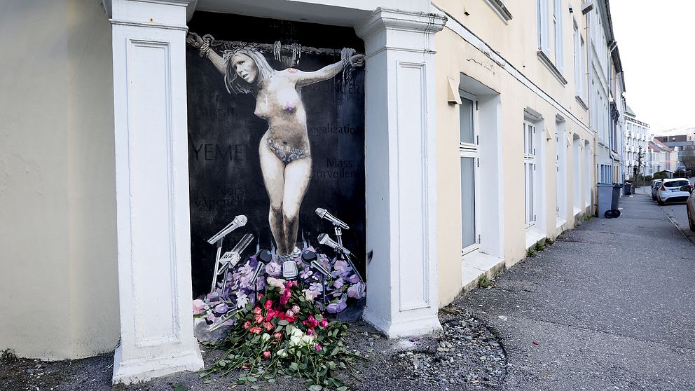 Natten mot påskdagen hade konstnären med signaturen AFK målat en korsfäst naken kvinna på en vägg i Bergen – kvinnan föreställer politikern Sylvi Listhaug.