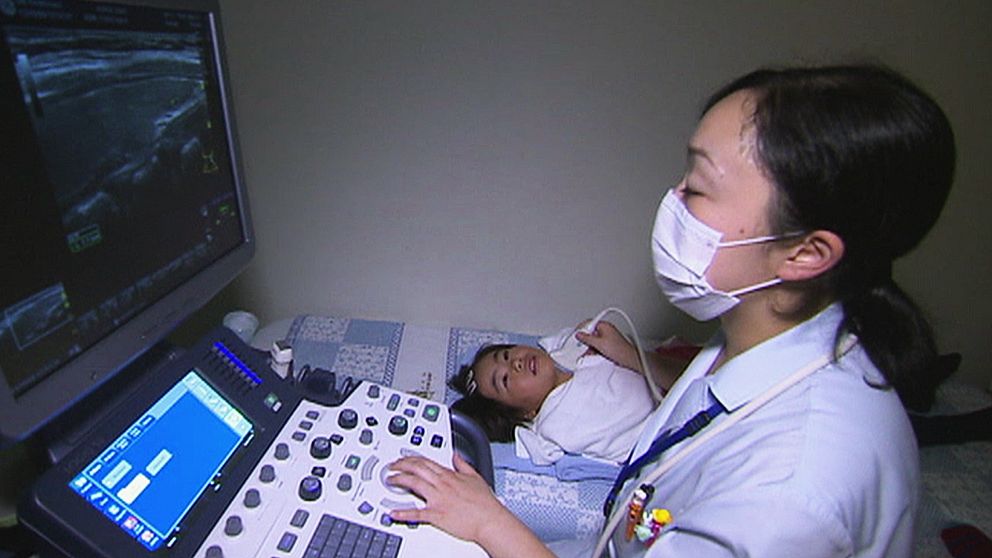 På en privat klinik i Japan undersöks om barn drabbats av cancer efter Fukushima-katastrofen.
