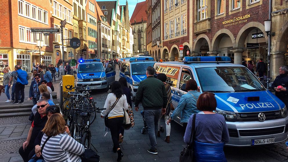 Ett stort polisuppbåd befinner sig i Münsters gamla stad.