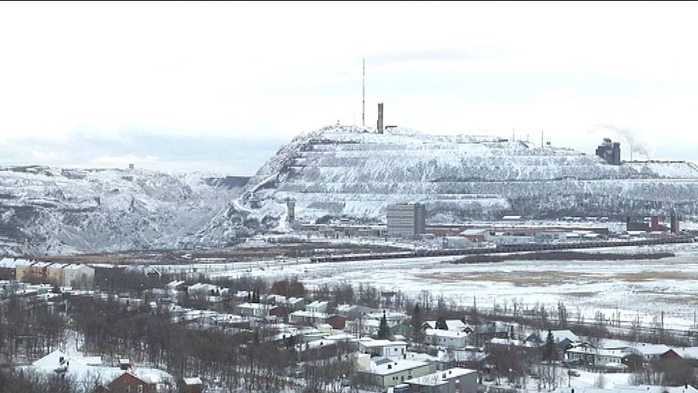 vy över del av staden och gruvan, lite snö