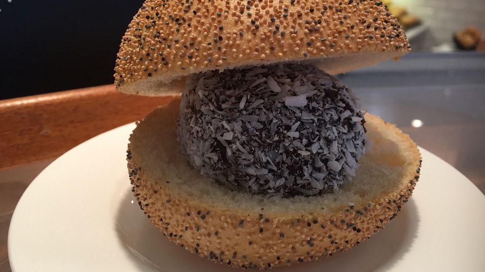En franskbrödbulle med en chokladboll i mitten.