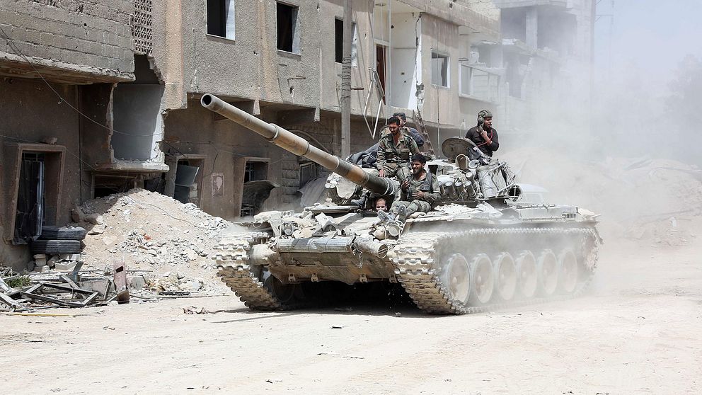 Syriska soldater på väg in i det tidigare rebellkontrollerade Douma.