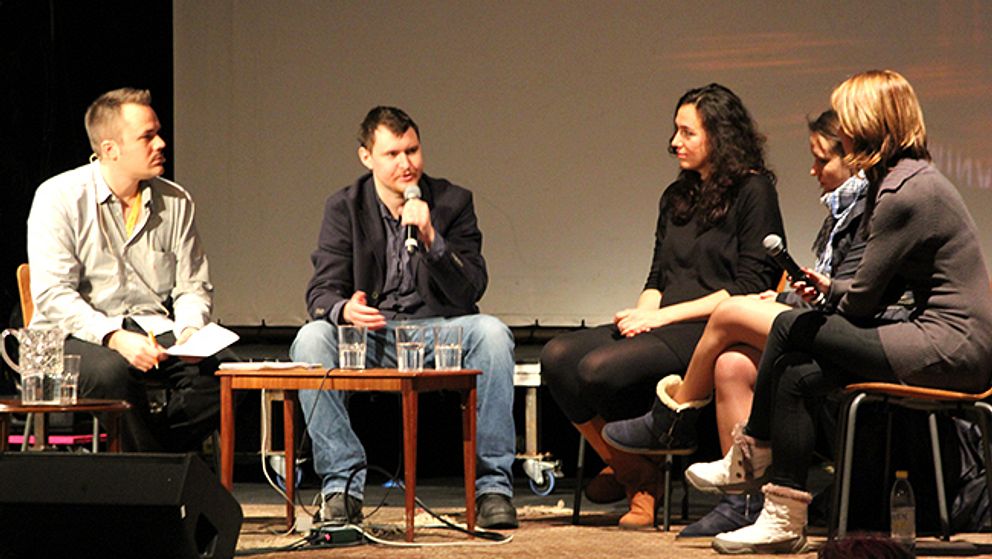 Två filmskapare från Gogol's Wives diskuterade feministisk aktivism och berättade om sin film ”Pussy versus Putin” på filmfestivalen i Göteborg. På bilden syns även tolkar och en seminarieledare.
