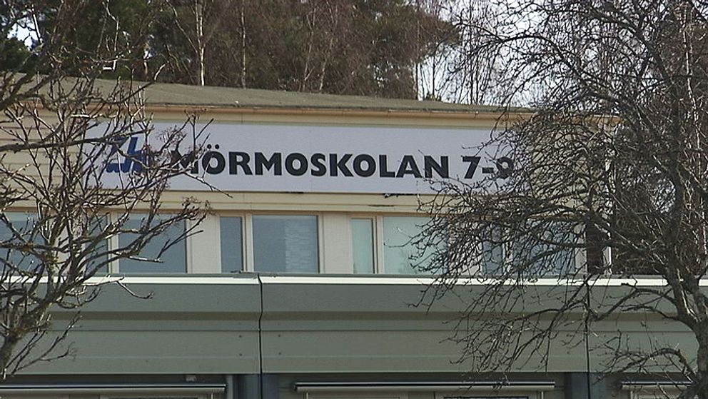 En närbild på en skylt på skolans fasad där det står ”Mörmoskolan 7-9”.