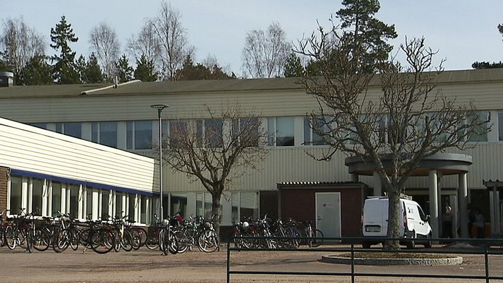 Fasad på Mörmoskolan. Cyklar står utanför och även en vit skåpbil.