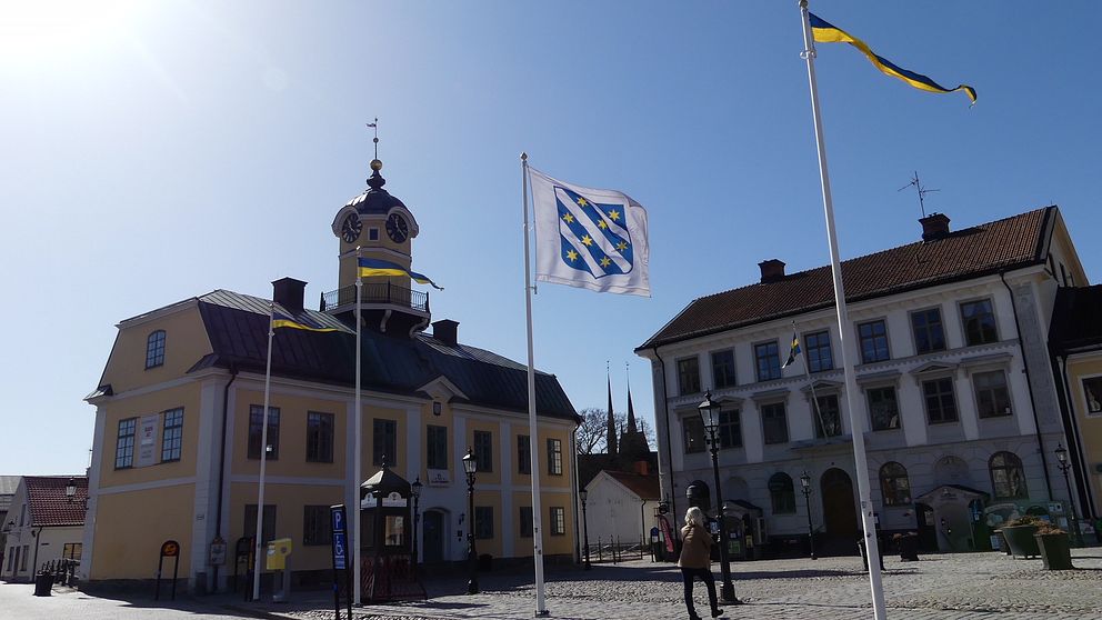 torg rådhustorget söderköping gamla stadhuset (?) flagga kommunens vapen logga