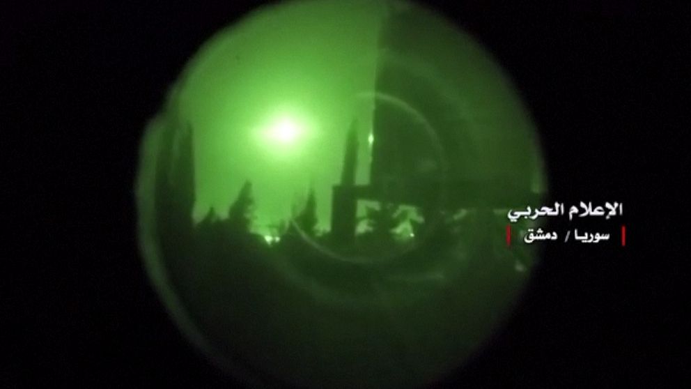 Bilder genom mörkerkikare på missiler över Damascus i Syrien