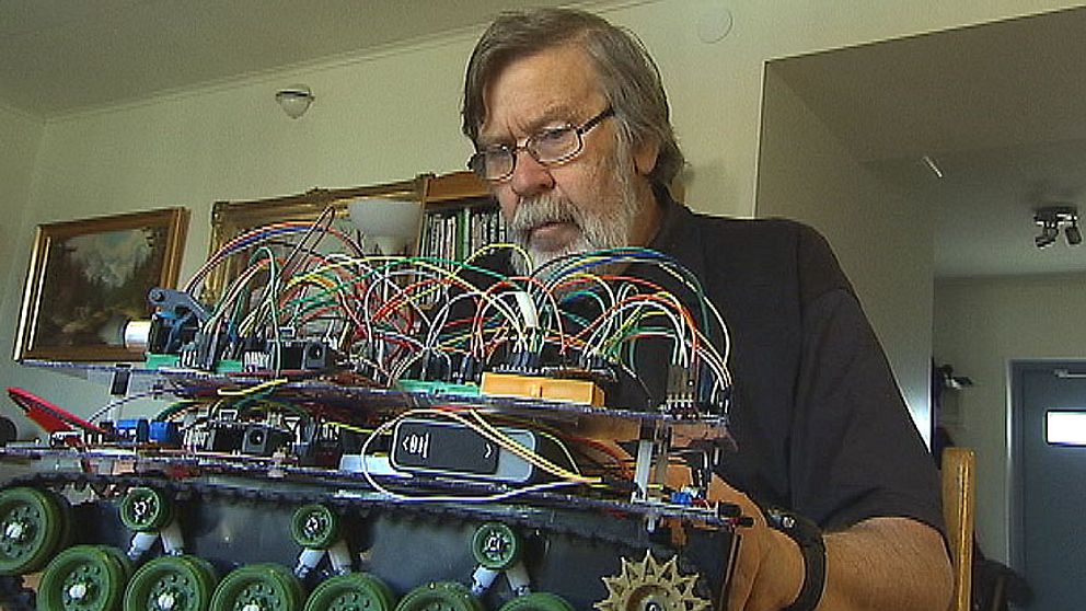 Gunnar Nilsson sitter framför en en elektronikpryl med massor av kablar som löper kors och tvärs.