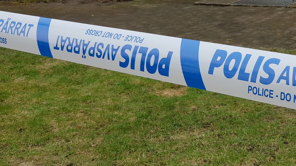 En man i 30-årsåldern hittades mördad i en lägenhet i Kristianstad. Nu döms två män för mordet.