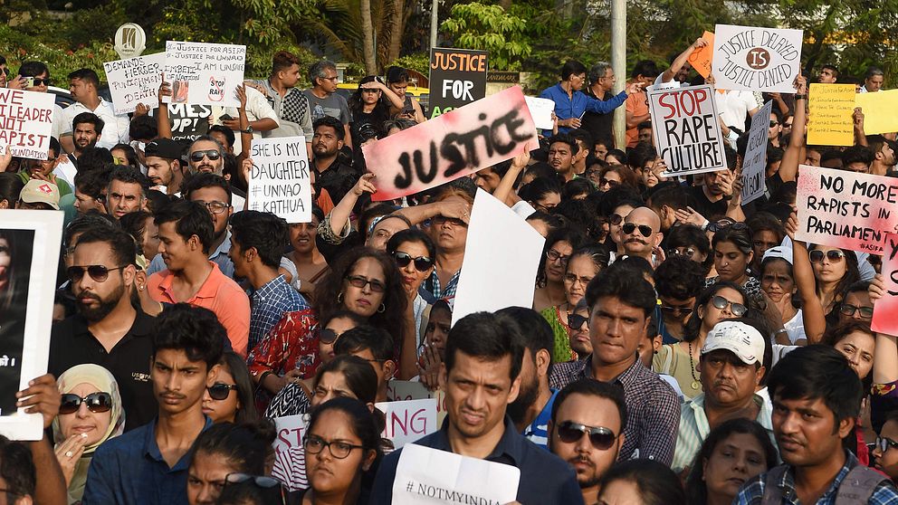 Människor i den indiska staden Mumbai deltar i en demonstration mot våldtäkter. De håller upp plakat där det bland annat står ”Rättvisa” och ”Stoppa våldtäktskulturen”.