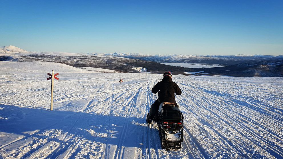 Snöskoter på led i Tärnafjällen. Ryfjället skymtar till vänster i bild.