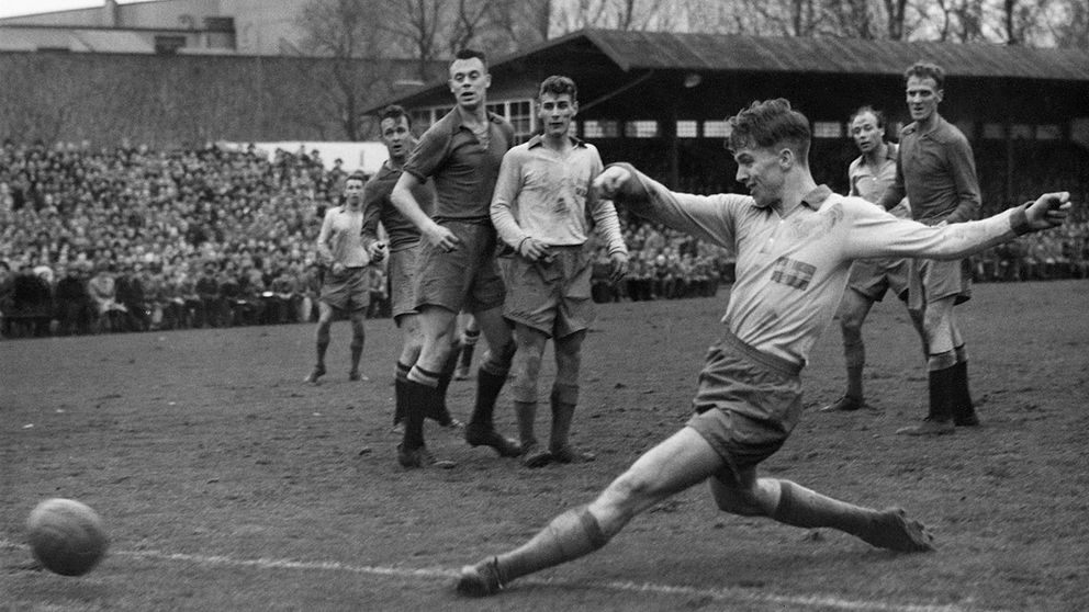 Agne Simonsson under en match i Malmö i november 1957.