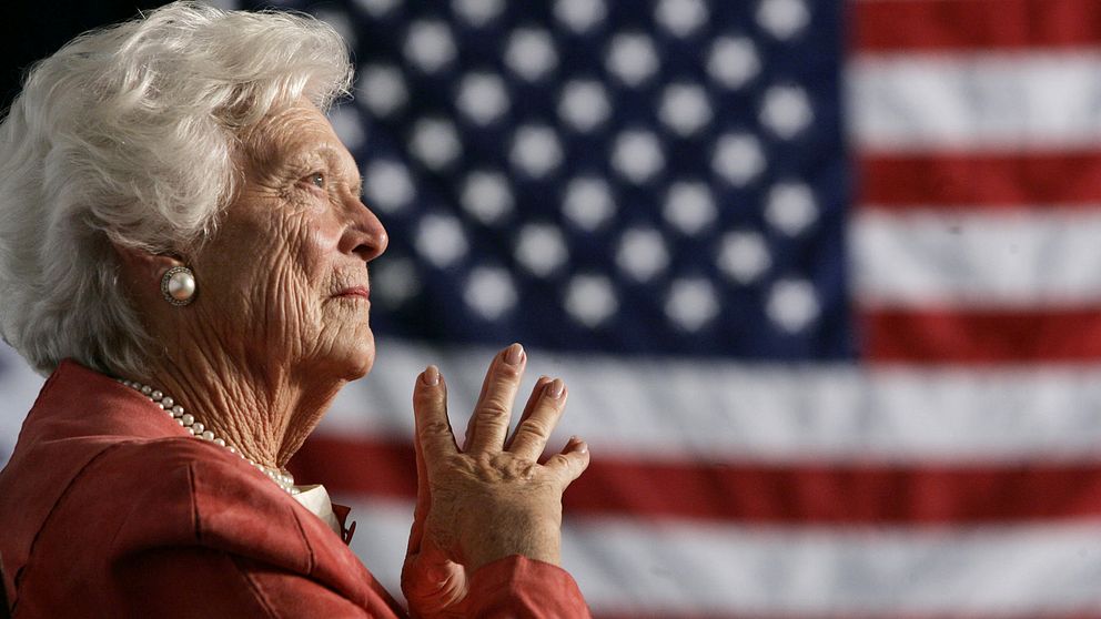 Barbara Bush med den amerikanska flaggan i bakgrunden.