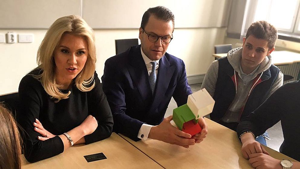 Prins Daniel och Isabella ”Blondinbella” Löwengrip instruerar gymnasieelever i Sundsvall i entreprenörskapets sköna konst.