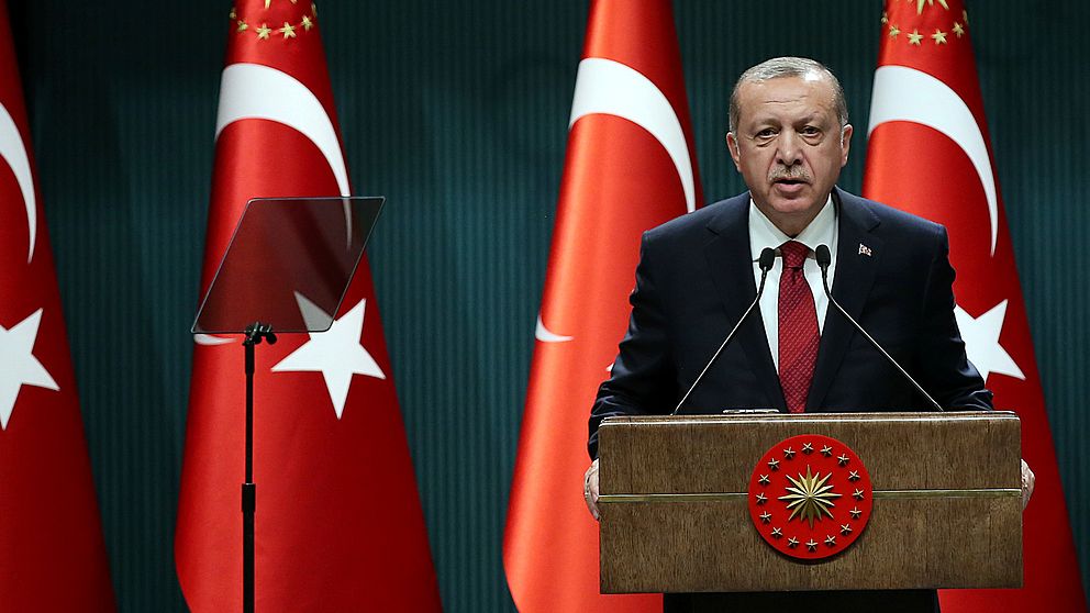 Turkiets president Tayyip Erdogan talar vid en presskonferens vid presidentpalatset i Ankara, 18 april 2018