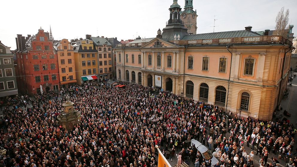 Knytblusmanifestation – avgå, hela akademien! hålls på Stortorget i Gamla stan i Stockholm.