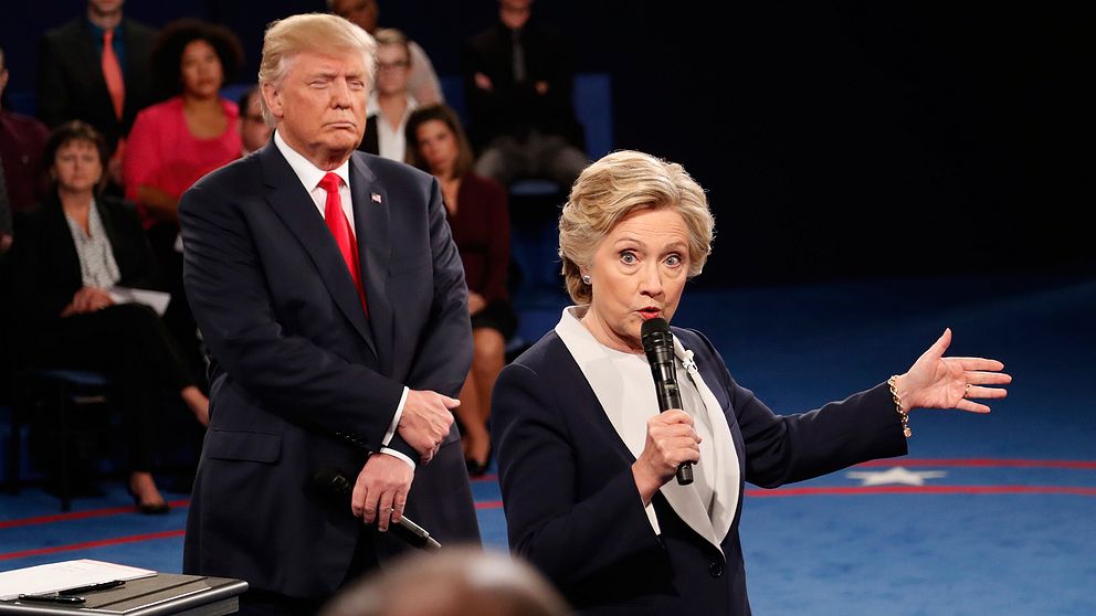 Trump lyssnar medan Hillary Clinton talar i en debatt i samband med presidentvalet 2016.