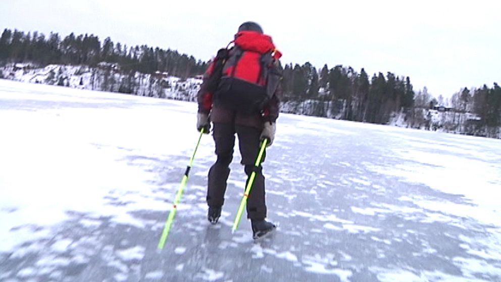 Eftersom kylan kom sent denna vinter la sig också isen sent på sjöarna i söder, och till en början var det också väldigt tunn och förrädisk is. Här en skridskosäker is någonstans i Småland den 23 januari.