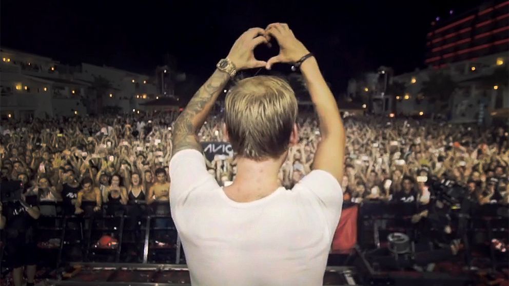 Avicii tackar sina fans framför scenen under ett av sina många framträdanden, under fredagen kom beskedet att den 28-årige artisten är död