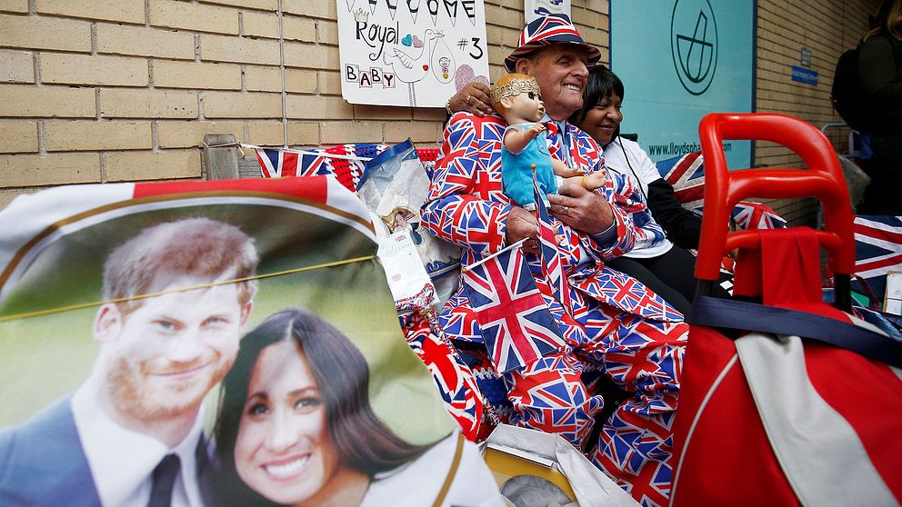 Fans till det brittiska kungahuset har samlats utanför St Mary's sjukhus i London på lördagen.