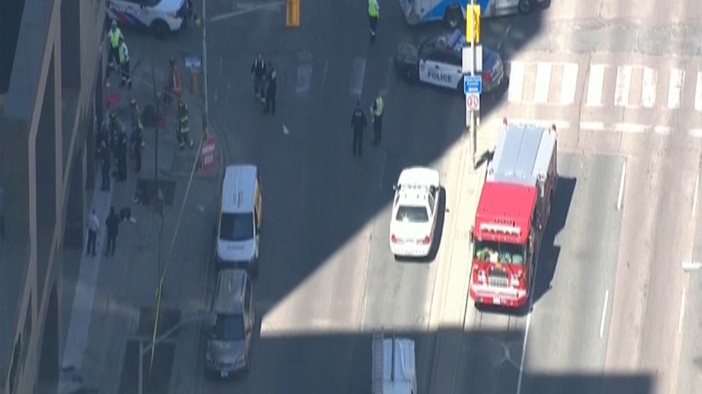 Tv-bilder visar den pågående räddningsinsatsen efter händelsen i Toronto.