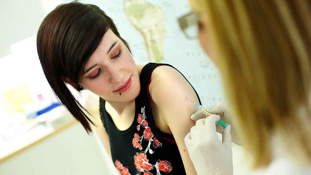 En flicka vaccineras med vaccin mot HPV-virus.