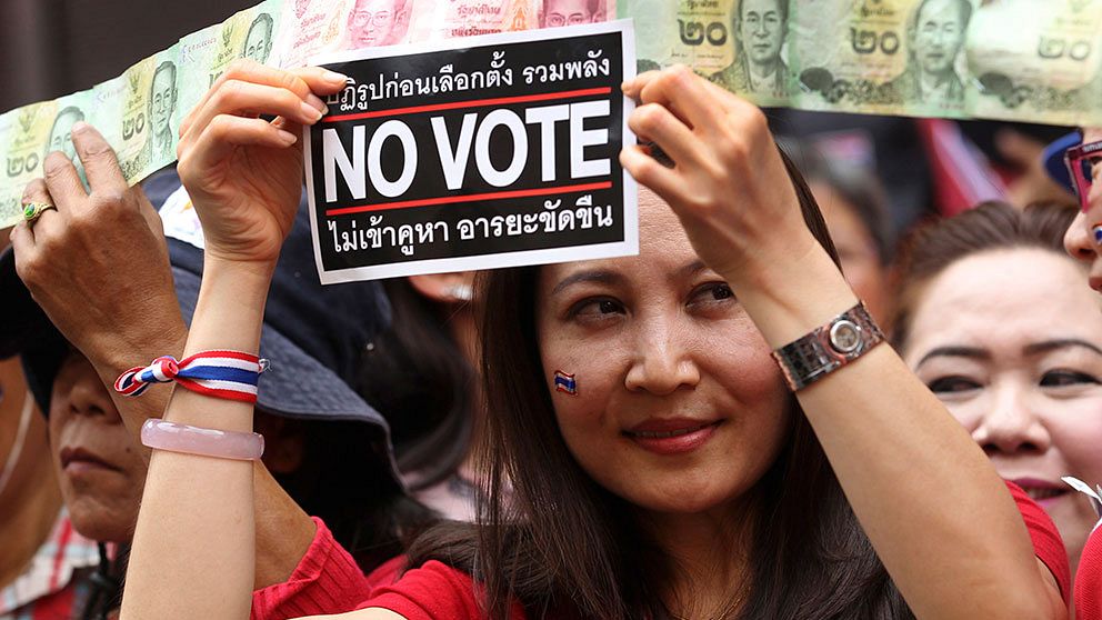 En regeringskritisk demonstrant protesterar i Bangkok.