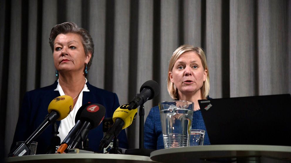 Ylva Johansson (S) och Magdalena Andersson (S) på en presskonferens.